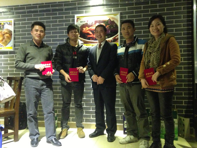  告別2013迎接2014,卓石公司團(tuán)隊(duì)年終聚餐,一起探討企業(yè)發(fā)展戰(zhàn)略與品嘗舌尖上的美味，非常感謝大家一直以來(lái)對(duì)卓石公司的支持，2014年我們會(huì)更加努力，會(huì)做得更好！